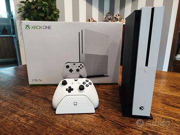 Xbox One S 2tb con cuffie, gioco,base di ricarica