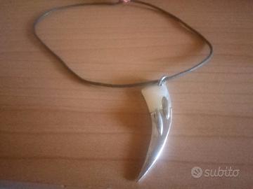 Collana in cuoio con ciondolo in argento 800