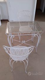 Tavolo in ferro e vetro con tre sedie  