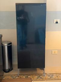 Frigo Ikea nero su piedistallo