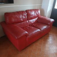 divano rosso in pelle 