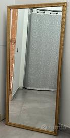 Specchio con cornice dorata