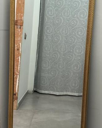 Specchio con cornice dorata