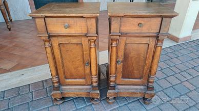 Comodini in noce con colonne
