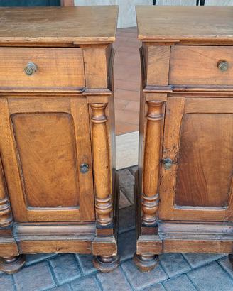 Comodini in noce con colonne