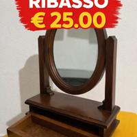 Specchiera da tavolo in legno con cassetto.