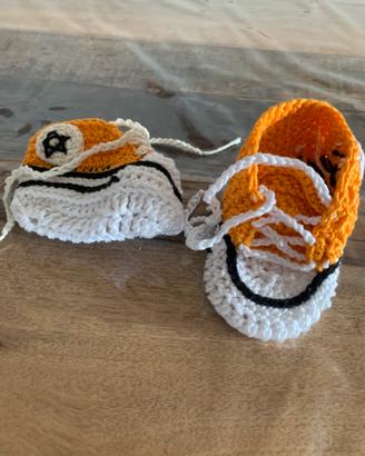 Scarpine neonato uncinetto stile Converse