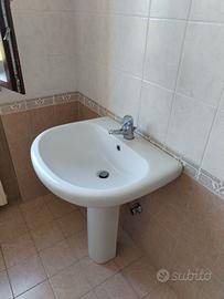 Lavandino bagno con colonna