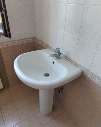 Lavandino bagno con colonna