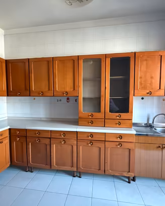 cucina completa di tavolo, sedie e cassettiera