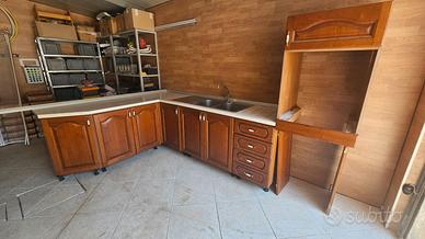 Cucina componibile in legno senza elettrodomestici