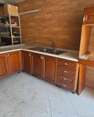 Cucina componibile in legno senza elettrodomestici