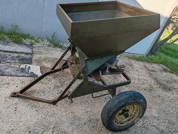 Spandiconcime trainato a trattore 