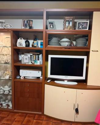 Parete attrezzata con porta in vetro scorrevole