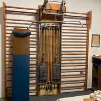 spalliera con pesi e tavola lavoro