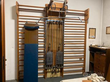 spalliera con pesi e tavola lavoro