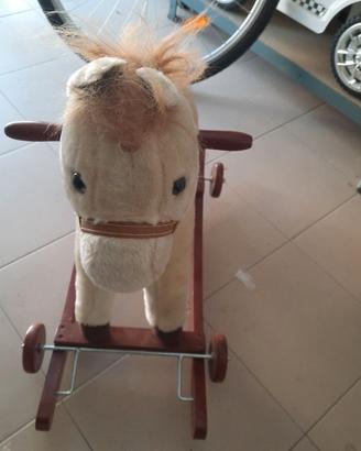 Cavallo a dondolo per bambini