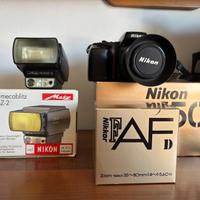 Macchina fotografica Nikon F50 con obiettivo + Fla