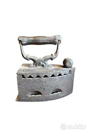 Ferro da stiro a carbone antico