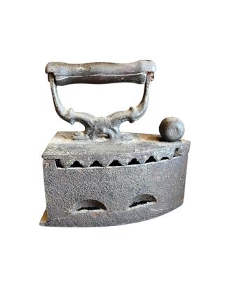 Ferro da stiro a carbone antico