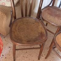 sedie e attaccapanni 