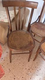 sedie e attaccapanni 