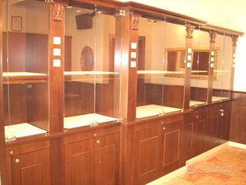 Arredamento     completo per negozio con bouselier