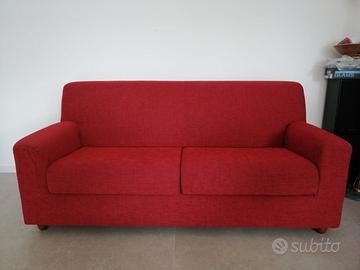 divano letto colore rosso in tessuto