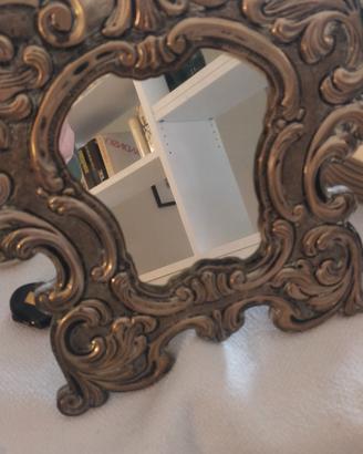 cornice in argento lavorato con specchio
