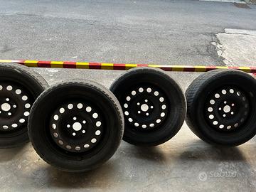 4 cerchi con 4 gomme 4 stagioni