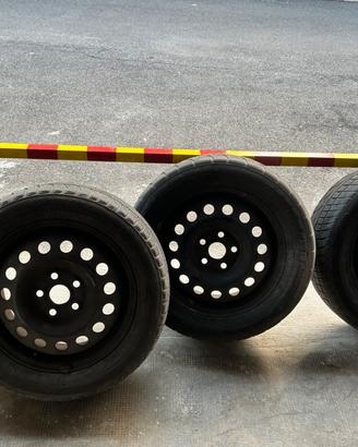 4 cerchi con 4 gomme 4 stagioni