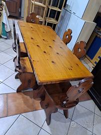tavolo e 6 sedie, e una credenza in legno massello