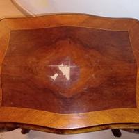 Tavolino rettangolare con gambe stile liberty