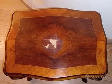 Tavolino rettangolare con gambe stile liberty