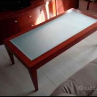 Tavolo da salotto basso. in ciliegio e cristallo.