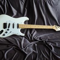 Chitarra elettrica artigianale tipo Strat bianca