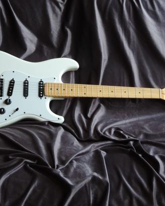 Chitarra elettrica artigianale tipo Strat bianca