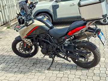 Moto Benelli 702X