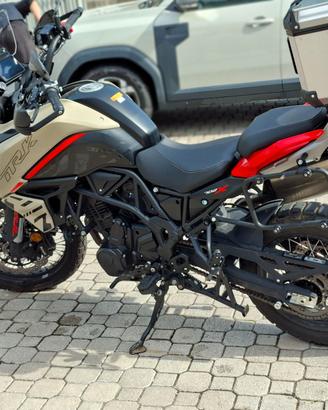 Moto Benelli 702X