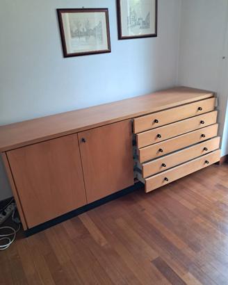 Credenza moderna in legno chiaro