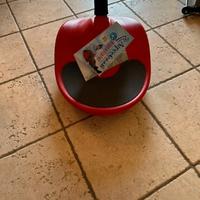 Slittino per la neve rosso