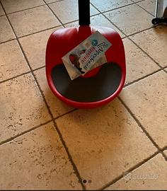 Slittino per la neve rosso