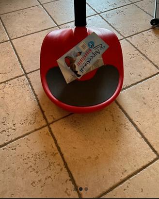 Slittino per la neve rosso