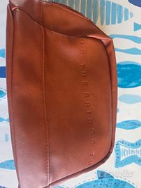 The bridge pochette