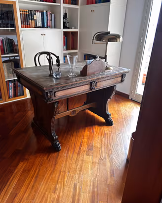 Scrivania e sedia primi del 900 in stile toscano. 