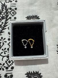 Orecchini o orecchini a bottone con pendenti