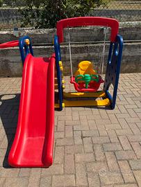 Scivolo e altalena per bambini