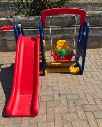 Scivolo e altalena per bambini