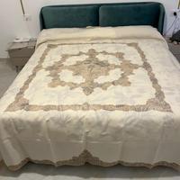 Copriletto e lenzuolo sopra lino e cantu