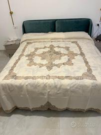 Copriletto e lenzuolo sopra lino e cantu